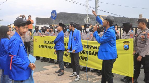 Humanis, Polres Probolinggo Beri Layanan Aksi Damai PC PMII