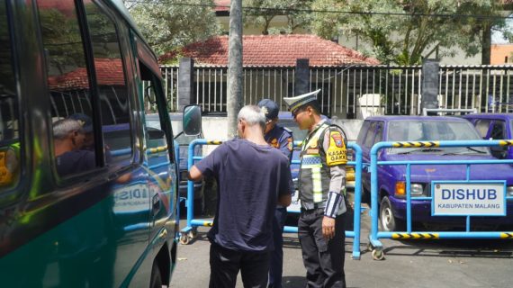 Operasi Keselamatan Semeru, Polres Malang Gelar Ramp Check dan Tes Urine Awak Bus