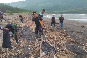 Peduli Lingkungan Jajaran Polres Jember Bersih-bersih Pantai Puger