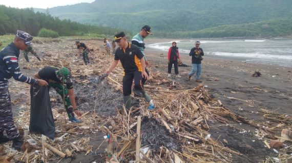 Peduli Lingkungan Jajaran Polres Jember Bersih-bersih Pantai Puger