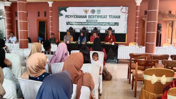 Monitoring PTSL, Bhabinkamtibmas Pastikan Pembagian Sertifikat Berjalan Lancar