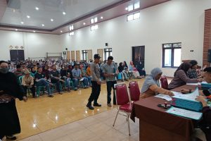 Bhabinkamtibmas Kawal Pembagian 376 Sertifikat Tanah Program PTSL
