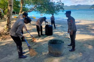 Gotong Royong Polres Trenggalek Bersihkan Area Pantai Mutiara Watulimo
