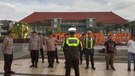Dukung Kegiatan Masyarakat, Polres Batu dan Polsek Jajaran Amankan Jalan Sehat 20 Tahun Al-Izzah Mengabdi