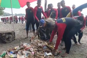 Pusdik Brimob Gelar Aksi Bersih Pantai Pasir Putih Situbondo, Tindak Lanjuti Arahan Presiden RI
