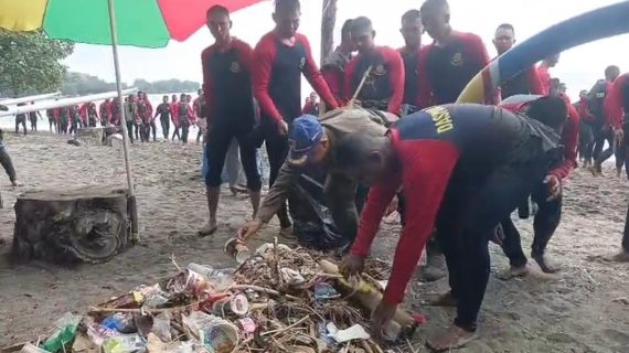 Pusdik Brimob Gelar Aksi Bersih Pantai Pasir Putih Situbondo, Tindak Lanjuti Arahan Presiden RI