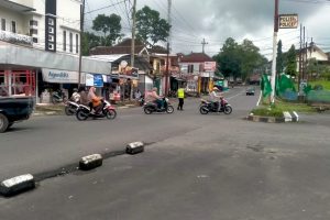 Antisipasi Long Weekend, Polsek Ngantang Polres Batu Laksanakan Pengaturan Lalu Lintas