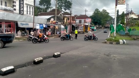 Antisipasi Long Weekend, Polsek Ngantang Polres Batu Laksanakan Pengaturan Lalu Lintas