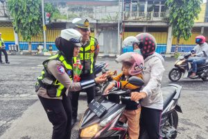 Hari Kesepuluh Operasi Keselamatan Semeru Polres Lumajang Beri Hadiah Pengendara Tertib