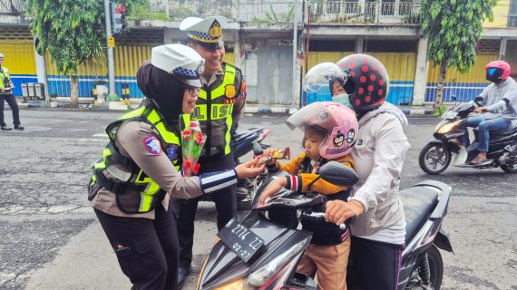 Hari Kesepuluh Operasi Keselamatan Semeru Polres Lumajang Beri Hadiah Pengendara Tertib
