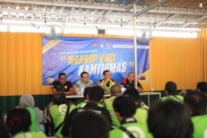 Sinergi di Balik Secangkir Kopi: Polres Gresik Rangkul Driver Ojol dalam Operasi Keselamatan Semeru