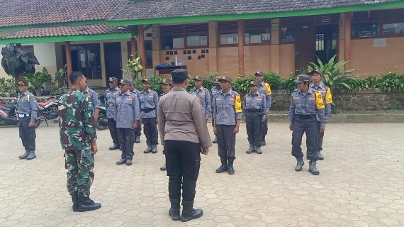 Sinergi Polri–TNI, Bhabinkamtibmas Desa Wiyurejo Polsek Pujon Bersama Babinsa Latih Linmas