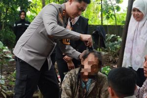 Polri Peduli : Polres Jember Evakuasi Kakek Tuna Wisma dari Hutan Jubung