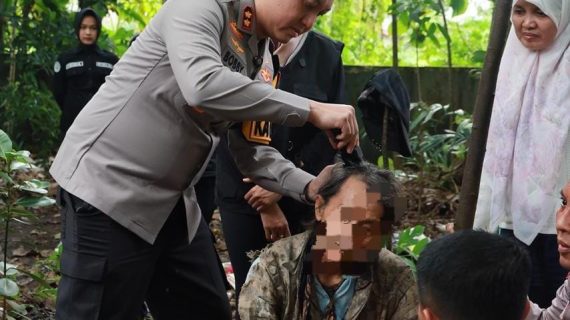 Polri Peduli : Polres Jember Evakuasi Kakek Tuna Wisma dari Hutan Jubung