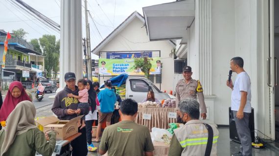 Bhabinkamtibmas Bersama Unsur Terkait Monitoring Gerakan Pangan Murah