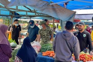Personel Polres Batu Ikuti “Greenation Goes To Pasar Induk Among Tani” Peringati Hari Peduli Sampah Nasional 2026