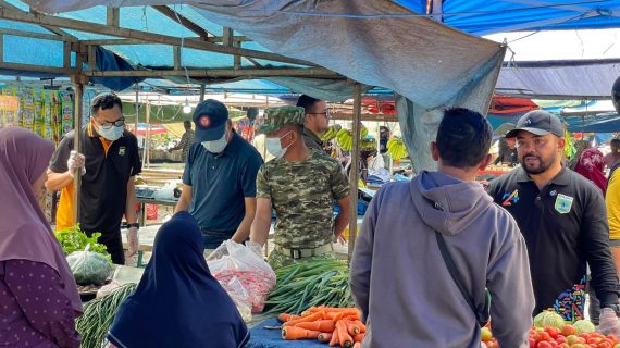 Personel Polres Batu Ikuti “Greenation Goes To Pasar Induk Among Tani” Peringati Hari Peduli Sampah Nasional 2026