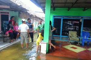 Polresta Sidoarjo Salurkan Bantuan Sembako Untuk Warga Terdampak Banjir di Dusun Dodokan