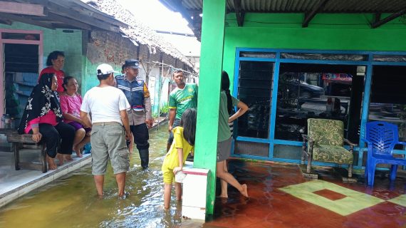 Polresta Sidoarjo Salurkan Bantuan Sembako Untuk Warga Terdampak Banjir di Dusun Dodokan