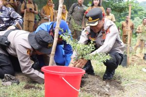 Polri Peduli : Medan Sulit dan Daerah Terpencil Tak Surutkan Polres Jember Salurkan Bantuan Untuk Warga