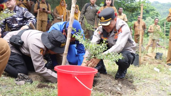 Polri Peduli : Medan Sulit dan Daerah Terpencil Tak Surutkan Polres Jember Salurkan Bantuan Untuk Warga