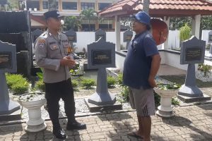 Sambang ke Vihara, Polisi Sampaikan Pesan Toleransi dan Layanan Darurat 110