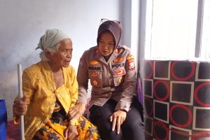 Polri Peduli : Polres Lumajang Salurkan Bantuan untuk Lansia Sebatangkara