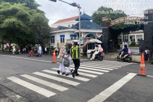 Awal Masuk Sekolah di Bulan Ramadhan, Satlantas Polres Batu Intensifkan Pengaturan Lalu Lintas dan Penyeberangan Siswa di Titik Rawan Kota Batu