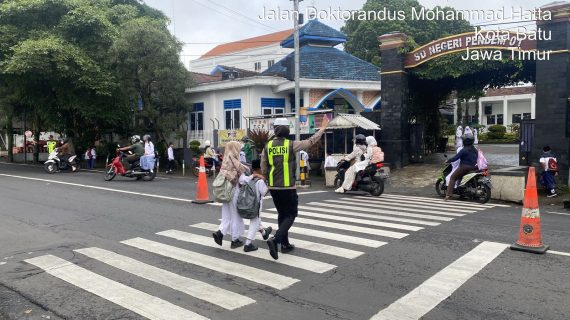 Awal Masuk Sekolah di Bulan Ramadhan, Satlantas Polres Batu Intensifkan Pengaturan Lalu Lintas dan Penyeberangan Siswa di Titik Rawan Kota Batu