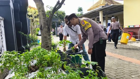 Dukung Program ASRI, Personel Polsek Bumiaji Polres Batu Laksanakan Bersih-Bersih Mako