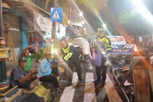 Polres Madiun Kota Patroli Sahur Berbagi Nasi Kotak untuk Warga di Bulan Ramadhan