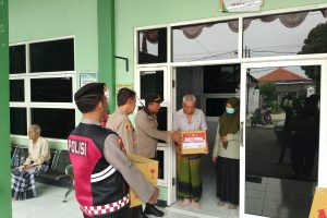 Polres Probolinggo Salurkan Bansos untuk Korban Longsor dan Banjir