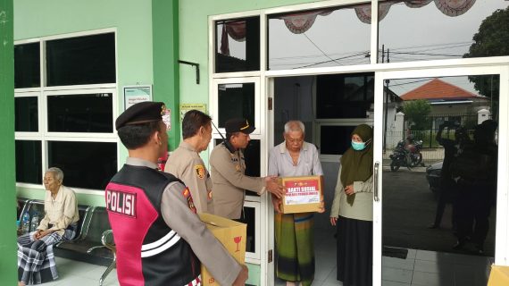 Polres Probolinggo Salurkan Bansos untuk Korban Longsor dan Banjir