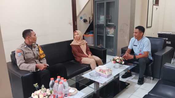 Perkuat Sinergi Tiga Pilar, Bhabinkamtibmas Sambang Kelurahan Ajak Aktifkan Pos Kamling