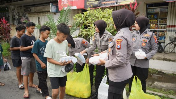 Semangat Ramadhan, Polwan Polres Bondowoso Tebar 500 Takjil di Pasar Induk