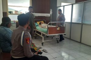 Wakapolsek Junrejo Bersama Para Kanit Laksanakan Anjangsana dan Pemberian Tali Asih kepada Istri Personel yang Sakit