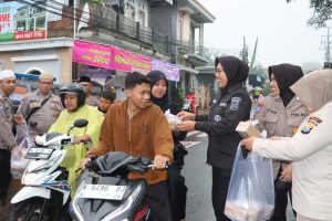 Gabungan Bag di Polres Batu bagikan ratusan takjil gratis