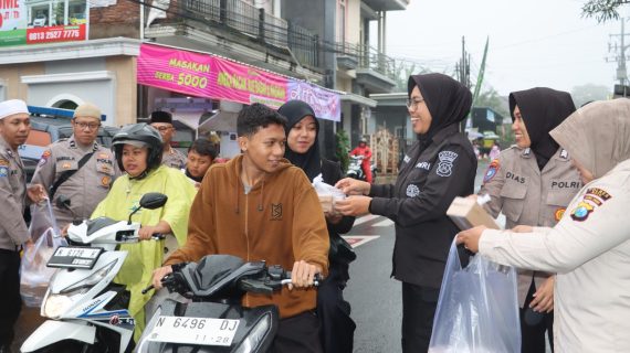 Sambang Silaturahmi kompeksi baju Bhabinkamtibmas Desa Pesanggrahan Polsek Batu Polres Batu