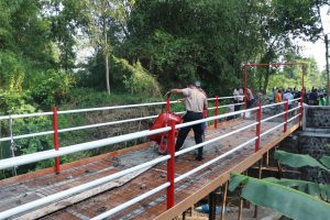 Polres Blitar Kota bersama Warga Bangun Jembatan Merah Putih Presisi Penggerak Ekonomi Desa