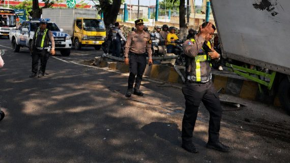 Sigap Tangani Laka Truk di Jalur Soekarno, Polres Batu Pastikan Arus Tetap Lancar