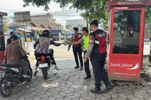 Merah Membara ! Unit Patroli Sat Samapta Polres Batu Laksanakan Patroli Dialogis di Area Pasar Batu