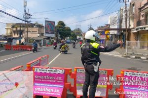 Anggota Satlantas Polres Batu Laksanakan Pengaturan Lalu Lintas di Simpang 4 Batos