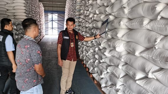 Satgas Pangan Polres Ngawi Cek Gudang Bulog Pastikan Stok Beras dan Jagung Aman