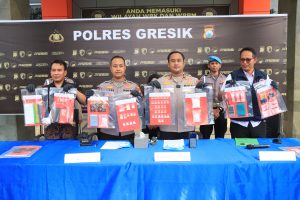 Polres Gresik Bongkar Jaringan Narkoba Amankan 2 Tersangka Pengedar dan 209 Gram Sabu