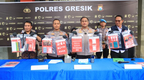 Polres Gresik Bongkar Jaringan Narkoba Amankan 2 Tersangka Pengedar dan 209 Gram Sabu