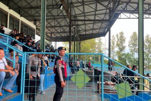 Personel Polres Batu Laksanakan Pengamanan di Dalam Stadion Brantas pada Liga 4 Piala Presiden 2026