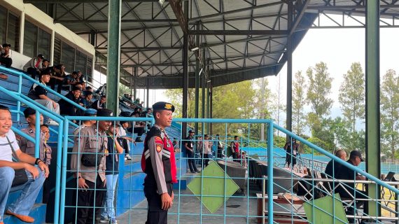 Personel Polres Batu Laksanakan Pengamanan di Dalam Stadion Brantas pada Liga 4 Piala Presiden 2026