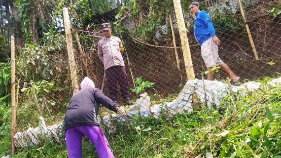 Bhabinkamtibmas Turun ke Lahan, Dukung Pengolahan Tanah untuk Ketahanan Pangan
