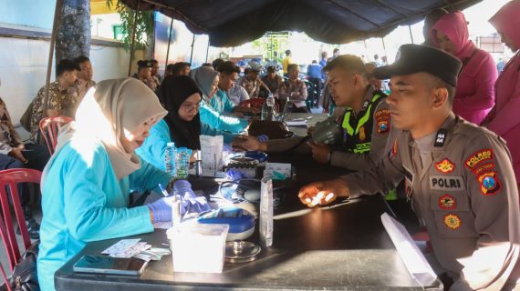 Polri Untuk Masyarakat : Polres Lumajang Gelar Bakti Kesehatan Sambut Hari Bhayangkara ke-80