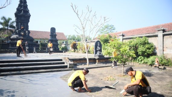 Polres Malang Gelar Bakti Religi Bersihkan Tempat Ibadah Sambut Hari Bhayangkara ke-80
